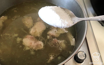 Затем положите нарезанное мясо обратно в кастрюлю и посолите. Доведите до кипения.