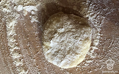 Сделайте тесто для лапши. 2 яйца взбейте, добавьте щепотку соли и муки.