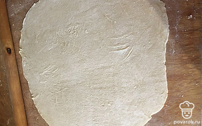 Раскатайте тесто тонко.