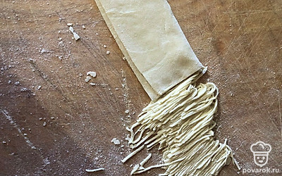 Нарежьте тесто тонкой соломкой.