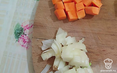 Лук и морковь помыть, почистить. Мелко нарезать.