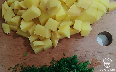 Картошку помыть, почистить, мелко нарезать кубиками. Укроп вымыть, также мелко нарезать.
