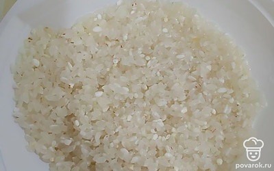 Рис промыть, убрать мусор. Свиные ребрышки помыть, выложить в кастрюлю с водой. После закипания варить полчаса. Далее добавить морковь, лук, картошку, рис, соль и перец. Перемешать, варить до готовности. От ребрышек снять мясо для супа, косточки выкинуть, мясо отправить в суп.