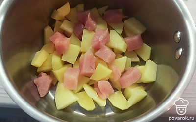 Картошку чистим и нарезаем. Мясо нарезаем небольшими кусочками. 