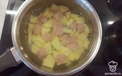 Заливаем картошку с курицей водой и ставим на средний огонь. Варим 20 минут. 