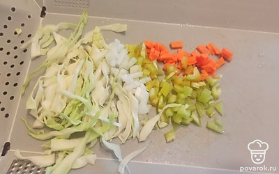 Нарезаем лук, морковь, перец кубиками. Капусту тонко шинкуем.