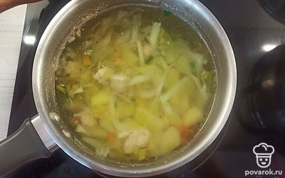 Овощи добавляем в суп и варим еще 15 минут, в конце солим и снимаем кастрюлю с плиты. 