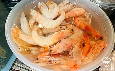 Заранее разморозьте креветки, очистите их.