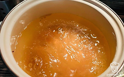 Разогрейте заранее приготовленный куриный бульон.