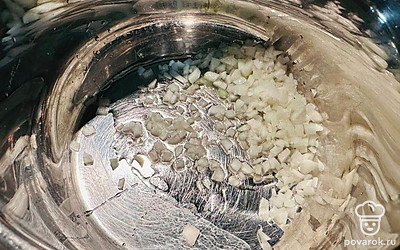 Мелко нарежьте лук и чеснок. Обжарьте их в сотейнике на растительном масле.