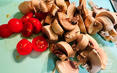 Нарежьте шампиньоны и помидоры черри.