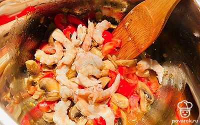 Обжарьте их вместе с очищенными креветками.