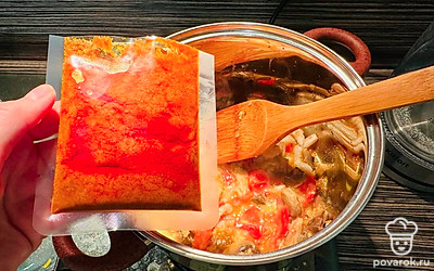 Добавьте пасту «Том ям» и жарьте еще пару минут, постоянно помешивая.