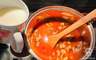 Добавьте в зажарку бульон. Растворите в теплом молоке пару ложек плавленого сыра и отправьте в суп.