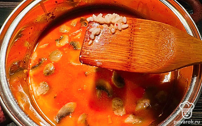 Выложите рис, проварите еще 10 минут. Накройте крышкой и дайте настояться.