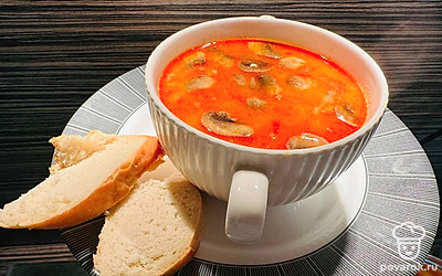 Подавайте суп горячим, с гренками из белого багета. Приятного аппетита!