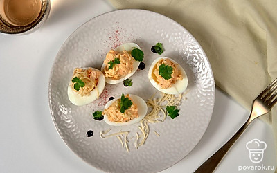 Фаршированные яйца будут смотреться особенно аппетитно, если вы посыплете их сыром и рубленой петрушкой.