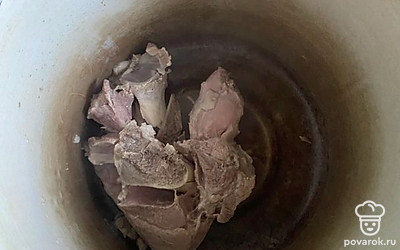 Варить мясо на кости на медленном огне 1,5-2 часа.