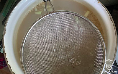 Бульон процедить в кастрюлю.