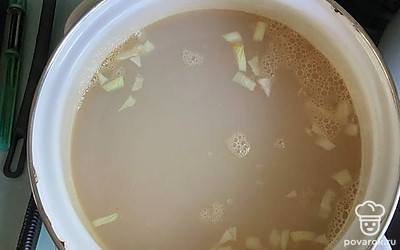 В бульон добавить нарезанный лук и натертую на крупной терке морковь. Варить на среднем огне, помешивая, примерно 10 минут.