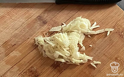 Чеснок нарезать.