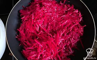 Натереть свеклу на терке и обжарить вместе с чесноком на сковороде с маслом.