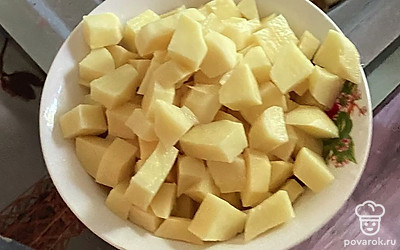 Почистить и нарезать картофель кубиками.