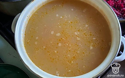 В бульон добавить картофель.