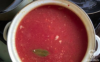Следом добавить обжаренную свеклу, лавровый лист, черный перец. Посолить и варить на среднем огне до готовности картошки.