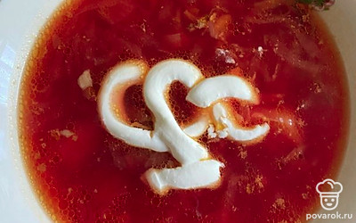 Подать суп со сметаной.