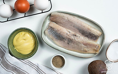 Вымойте, сварите, охладите и очистите яйца и свеклу. Укроп для подачи вымойте, обсушите, отделите веточки от стеблей.