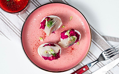 Украсьте фаршированные яйца-шубу веточками свежего укропа.