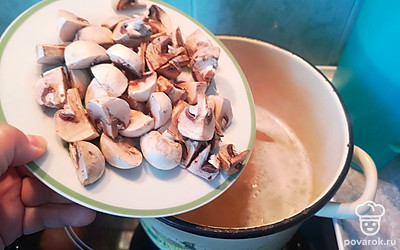 В кипящий бульон выложить порезанные шампиньоны и имбирь, дать провариться минут 10.