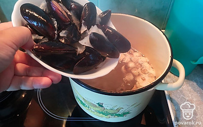 Добавить мидии, дать закипеть.