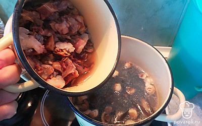 Добавить размореженые морепродукты, дать провариться минут 5.