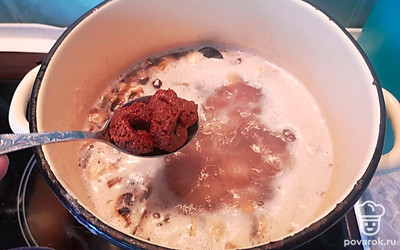 Добавить 3 столовых ложки пасты Том ям. 