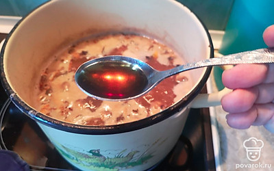 Добавить 1 столовую ложку рыбного соуса, если вам покажется бульон не соленым, можно добавить больше. 