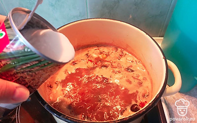 Вылить в суп кокосовое молоко и довести до кипения. 