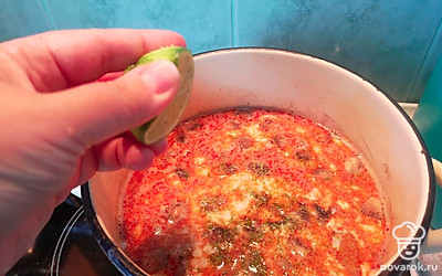 Натереть и добавить цедру лайма. Выдавить в кастрюлю сок лайма.