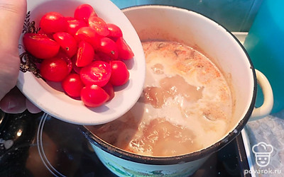 Добавить порезанные помидоры черри. 