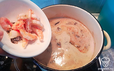 Добавить очищенные креветки и убрать с огня.