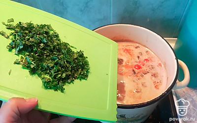 Всыпать порезанную кинзу и дать супу настояться минут 10.
