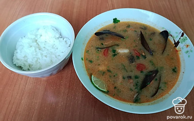 Подавать суп Том Ям с отварным рисом и ломтиком лайма. При желании можно рис добавить прямо в суп при подаче. 