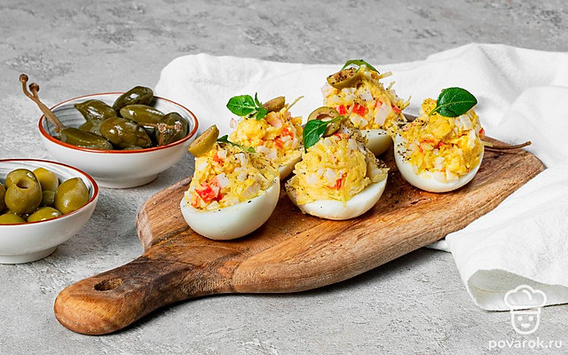 Фаршированные яйца с крабовыми палочками и чесноком — Рецепт с фото