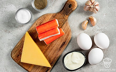 Яйца помойте. Крабовые палочки освободите от упаковки и мелко нарежьте. Сыр натрите на терке. Зубчики чеснока почистите, помойте и пропустите через пресс. Зелень укропа помойте и обсушите.