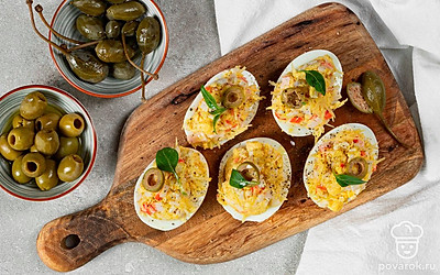 Перед подачей закуску посыпьте паприкой и украсьте зеленью укропа.