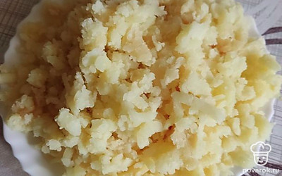 Отварим картошку и яйца, почистим. Зелень хорошо промоем и просушим. Поочередно натрем на терке все овощи, начиная с картошки.