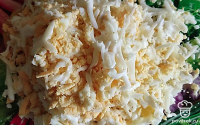 Натрем на терке яйца.