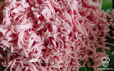 Затем измельчим колбасу.