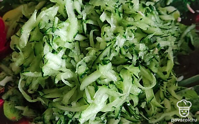 Натрем огурцы.